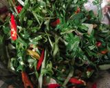 Foto langkah ke 4 dari resep Oseng Daun Kencur Pedas.