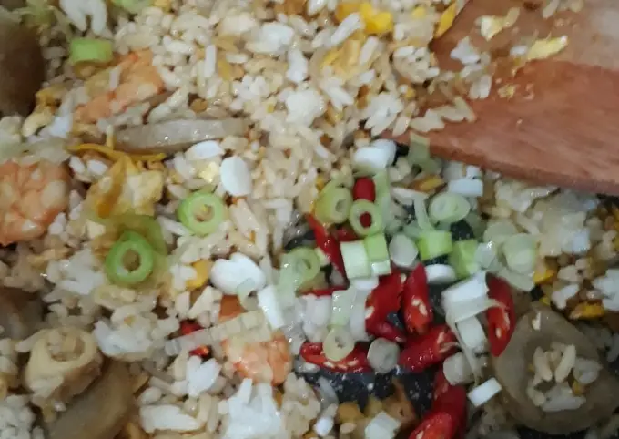 Langkah-langkah untuk membuat Cara bikin Nasi Goreng Seafood Rumahan