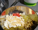 Foto del paso 2 de la receta: Ensalada con vinagreta de pepinillos y aceitunas