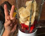 Foto langkah ke 1 dari resep Strawberry Banana Smoothie.