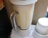 A picture of step 3 of Peach milkshake.