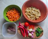 Foto langkah ke 1 dari resep Sambal goreng wortel, kentang, dan daging.