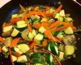 Foto del paso 3 de la receta: Verduras con arroz y salmón