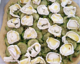 Foto del paso 4 de la receta: Coca de calabacín, cebolla y queso de cabra