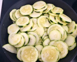 Foto del paso 2 de la receta: Coca de calabacín, cebolla y queso de cabra