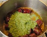 Foto del paso 4 de la receta: Longaniza con papas en salsa