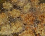 A picture of step 2 of Macaroni pakora.
