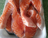 Foto del paso 1 de la receta: Salmón plancha con tomate y pimientos asados