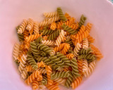 Foto del paso 1 de la receta: Ensalada de pasta y salmón en salsa de aguacate