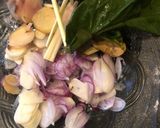 Foto langkah ke 1 dari resep Tumis Cumi Item bumbu Iris.