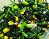 A picture of step 5 of Easy Ponzu Hijiki, Edamame, Tuna, and Spinach Salad.