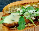 Foto del paso 6 de la receta: Bocadillo de pollo marinado empanado con rúcula y salsa de parmesano