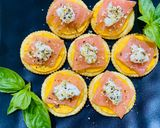 Hình bước làm 3 của món Finger Food 👌5: Bánh Ritz + Cá hồi xông khói“Món bốc tay mới đúng điệu”