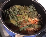 Une image de l'étape 4 de Bouillon de crevettes au thym, laurier et fenugrec.
