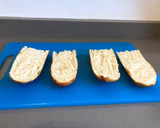 Foto del paso 1 de la receta: Tosta de cecina y queso de cabra