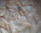 A picture of step 4 of Volcanic chicken with white sauce pasta.
