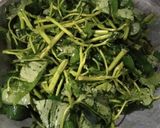 Foto langkah ke 2 dari resep 45. Tumis Kangkung Sederhana.