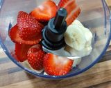 Φωτογραφία βήματος 1 της συνταγής Smoothie μπανάνα φράουλα