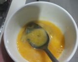 Foto langkah ke 2 dari resep Tumis wortel siram telor.