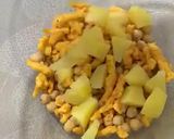 A picture of step 1 of Kurkuray ki chatpati chaat.