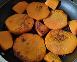 Foto del paso 1 de la receta: Sanduchitos🍆🧅🍅 de calabaza🎃🥙🧀