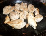 Foto del paso 7 de la receta: Medallón de pollo con hongos y puerro en colchón de panceta crispy