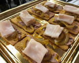 Foto del paso 6 de la receta: Canapés de mousse de pato con cebolla caramelizada y jamón de pavo ahumado