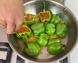 भरलेली ढोबळी मिरची/ भरलेली शिमला मिरची/ stuffed Shimla mirchi/ stuffed capsicum - मराठी रेसिपी रेसिपी स्टेप 11 फोटो