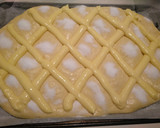 Foto del paso 3 de la receta: Coca de brioche con crema y piñones
