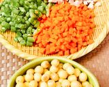Hình bước làm 1 của món Cơm trộn hạt sen