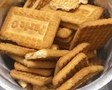 इंस्टेंट पारले जी बिस्कुट लड्डू(instant parle g biscuit ke laddu recipe in hindi) रेसिपी चरण 1 फोटो