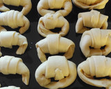 Foto del paso 5 de la receta: Medialunas rellenas con membrillo y dulce de leche