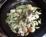 Foto del paso 3 de la receta: Salchichas de pollo con con cebolletas tiernas y ajos confitados