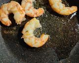 Foto del paso 2 de la receta: Espaguetis con gambones, salmón y espinacas