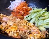 รูปขั้นตอนการทำที่ 4 ของ รวมมิตรผัดไข่กุ้งสด