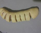 Foto langkah ke 5 dari resep Caterpillar bread.