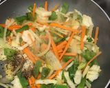 चिकन शेज़वान नूड्लस (Chicken Shezwan Noodles recipe in marathi) रेसिपी स्टेप 3 फोटो 