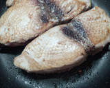Foto del paso 3 de la receta: Bonito fresco encebollado fácil y ensalada de pimientos asados