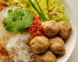 รูปขั้นตอนการทำที่ 1 ของ ก๋วยเตี๋ยวเส้นหมี่ลูกชิ้นหมู😁