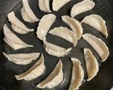 Foto langkah ke 4 dari resep Gyoza mudah.