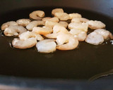 Foto del paso 4 de la receta: Spaguetti con huevo y gambas