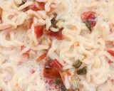 A picture of step 4 of Indomie pizza.