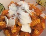 Foto del passaggio 4 della ricetta Malloreddus con salsiccia e pomodoro