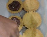 Foto langkah ke 3 dari resep Mini pie coklat strawberry.