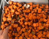 Édesburgonya sült lila hagymával recept fázis 6 fotója