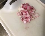Une image de l'étape 2 de Salade de concombre, radis, tomates à la menthe et feta.