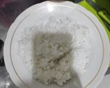 Foto langkah ke 1 dari resep Nasi Goreng Sosis Praktis.