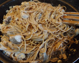 Foto del paso 3 de la receta: Spaghetti con salmón salvaje al aroma de vino manzanilla