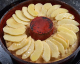 Foto del paso 4 de la receta: Rosca rellena de manzanas y pasas de uva