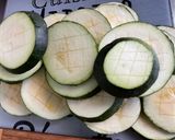 Une image de l'étape 3 de Courgettes rondes et oignon rouge au pesto.